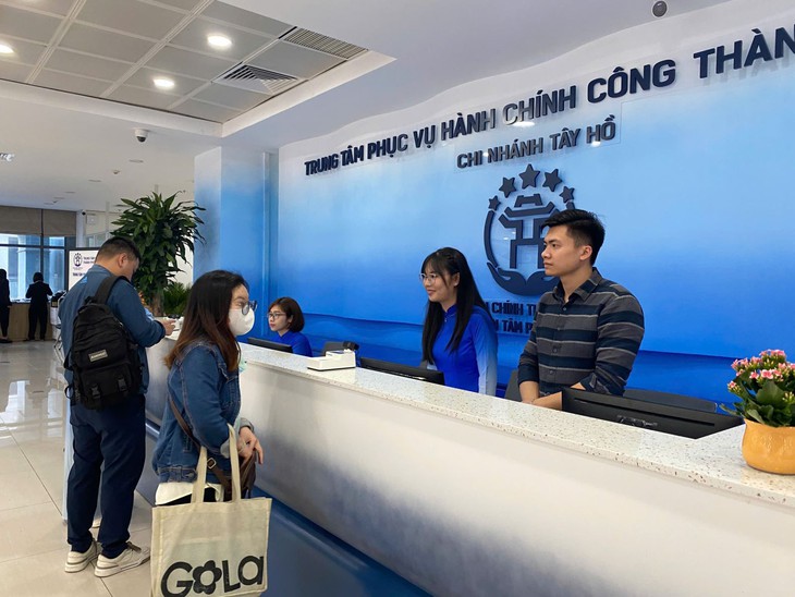 Hà Nội có thể cách chức cán bộ chậm giải quyết thủ tục hành chính cho người dân- Ảnh 1. Hà Nội có thể cách chức cán bộ chậm giải quyết thủ tục hành chính cho người dân- Ảnh 1.