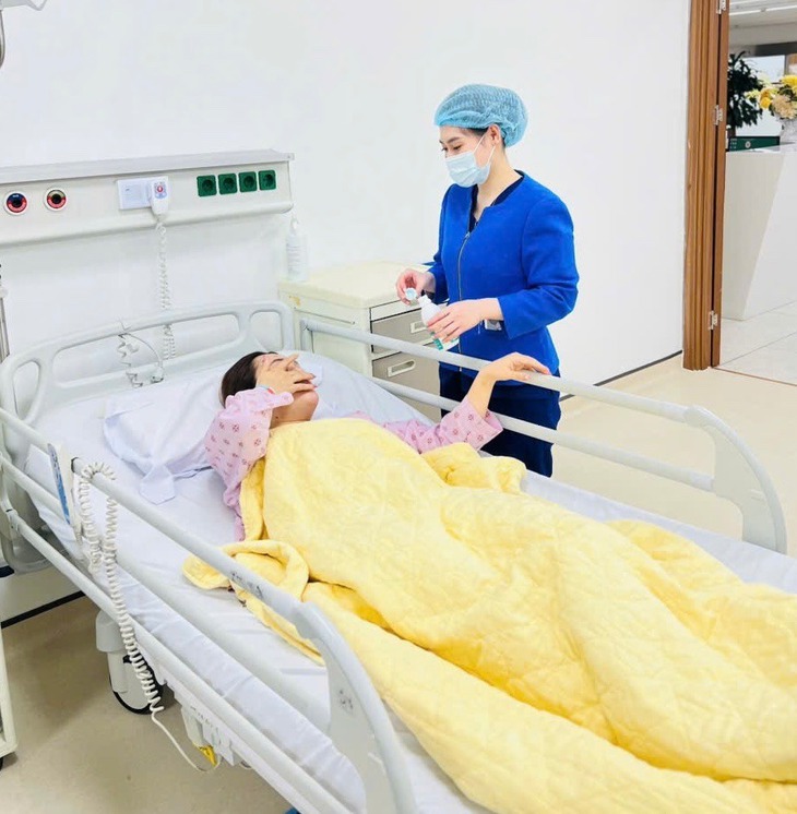 Chụp ảnh ở bãi đá sông Hồng, cô gái ngã vỡ gan, thận, gãy xương hàm- Ảnh 1. Chụp ảnh ở bãi đá sông Hồng, cô gái ngã vỡ gan, thận, gãy xương hàm- Ảnh 1.