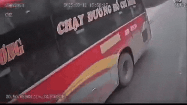 Video tai nạn giao thông liên hoàn khiến xe đầu kéo lật ngang đường tại Hà Nội- Ảnh 2. Video tai nạn giao thông liên hoàn khiến xe đầu kéo lật ngang đường tại Hà Nội- Ảnh 2.