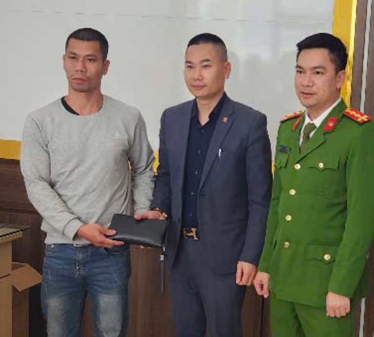 Trả lại 8 triệu đồng, thẻ ngân hàng cùng nhiều giấy tờ tùy thân cho hành khách bỏ quên trên ô tô- Ảnh 1.