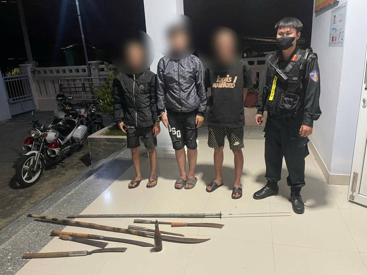 Nổ súng ngăn chặn nhóm thiếu niên mang theo hung khí có biểu hiện đánh nhau- Ảnh 1. Nổ súng ngăn chặn nhóm thiếu niên mang theo hung khí có biểu hiện đánh nhau- Ảnh 1.