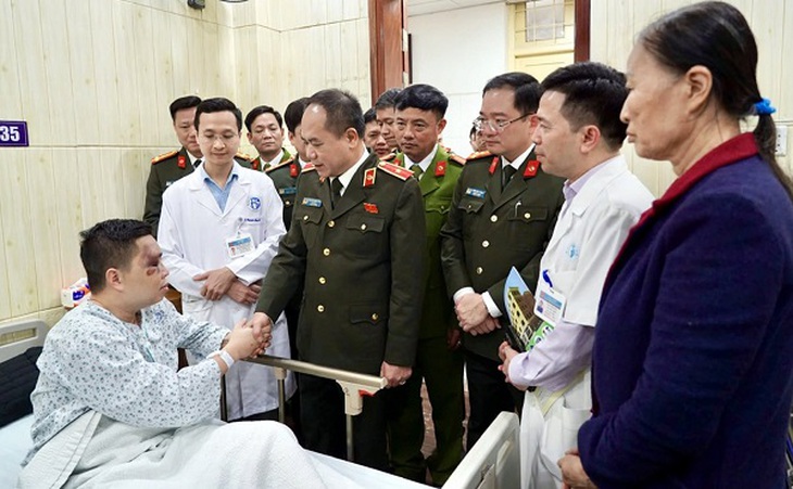 Giám đốc Công an Hà Nội thăm hỏi chiến sĩ bị thương khi làm nhiệm vụ- Ảnh 1. Giám đốc Công an Hà Nội thăm hỏi chiến sĩ bị thương khi làm nhiệm vụ- Ảnh 1.
