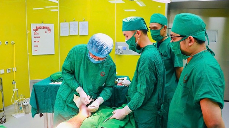 Tự ý đắp lá cây chữa vết thương, bệnh nhân 85 tuổi bị nhiễm trùng bàn chân- Ảnh 1. Tự ý đắp lá cây chữa vết thương, bệnh nhân 85 tuổi bị nhiễm trùng bàn chân- Ảnh 1.
