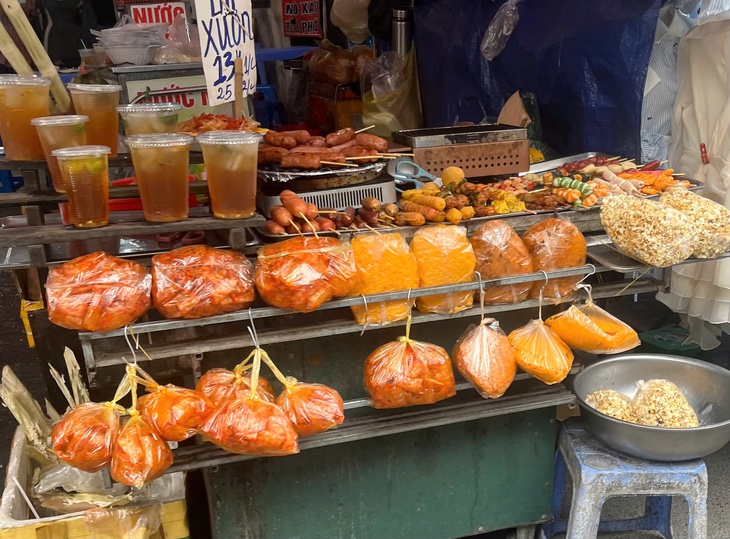 'Xiên bẩn' tràn lan vỉa hè, cẩn thận rước họa vào thân- Ảnh 6. 'Xiên bẩn' tràn lan vỉa hè, cẩn thận rước họa vào thân- Ảnh 6.