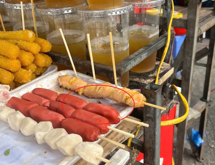 'Xiên bẩn' tràn lan vỉa hè, cẩn thận rước họa vào thân- Ảnh 2. 'Xiên bẩn' tràn lan vỉa hè, cẩn thận rước họa vào thân- Ảnh 2.