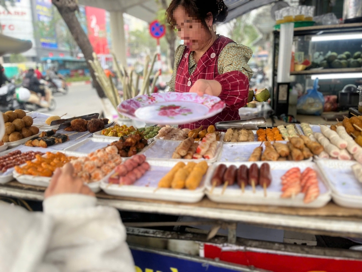 'Xiên bẩn' tràn lan vỉa hè, cẩn thận rước họa vào thân- Ảnh 1. 'Xiên bẩn' tràn lan vỉa hè, cẩn thận rước họa vào thân- Ảnh 1.