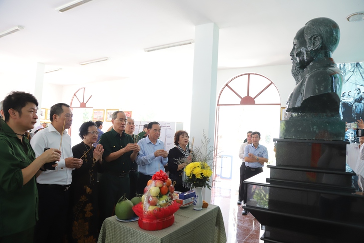 Cung thỉnh tượng Chủ tịch Hồ Chí Minh về Khu di tích quốc gia Ban Dân y Trung ương Cục miền Nam- Ảnh 1. Cung thỉnh tượng Chủ tịch Hồ Chí Minh về Khu di tích quốc gia Ban Dân y Trung ương Cục miền Nam- Ảnh 1.