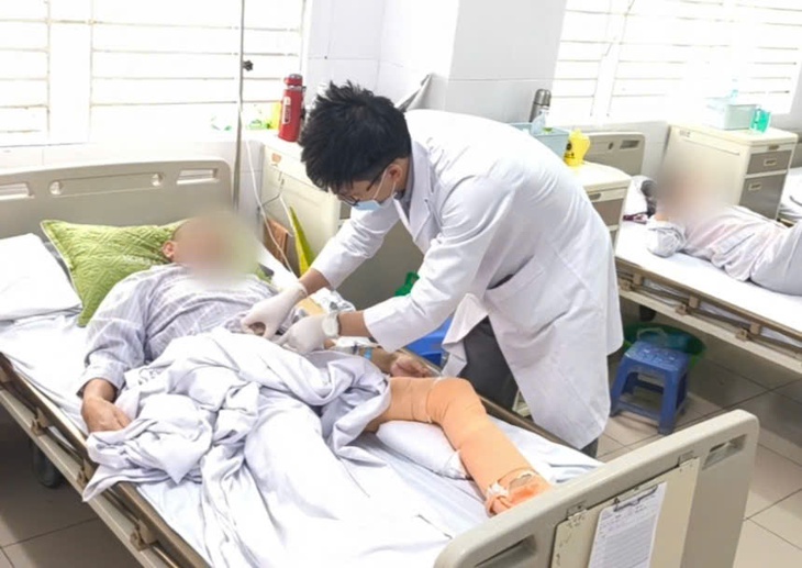 Dán cao và xoa dầu sau cú ngã, bệnh nhân nhiễm vi khuẩn nguy hiểm- Ảnh 2. Dán cao và xoa dầu sau cú ngã, bệnh nhân nhiễm vi khuẩn nguy hiểm- Ảnh 2.
