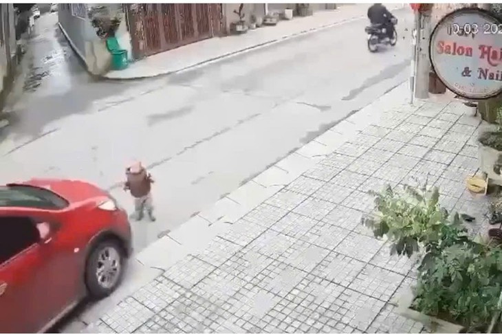Giáo viên phải chịu trách nhiệm gì trong vụ bé 15 tháng tuổi chạy ra đường bị ô tô cán tử vong?- Ảnh 1. Giáo viên phải chịu trách nhiệm gì trong vụ bé 15 tháng tuổi chạy ra đường bị ô tô cán tử vong?- Ảnh 1.