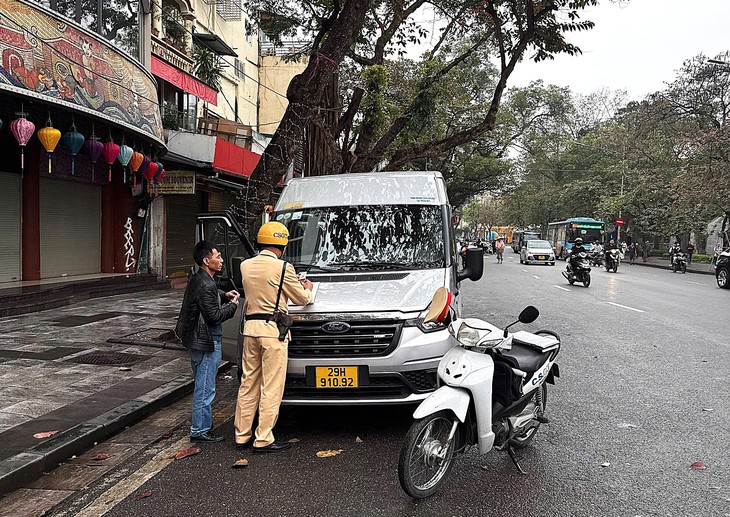 Tăng cường xử lý xe khách vi phạm trong phố cổ sau chỉ đạo của thành phố- Ảnh 3. Tăng cường xử lý xe khách vi phạm trong phố cổ sau chỉ đạo của thành phố- Ảnh 3.