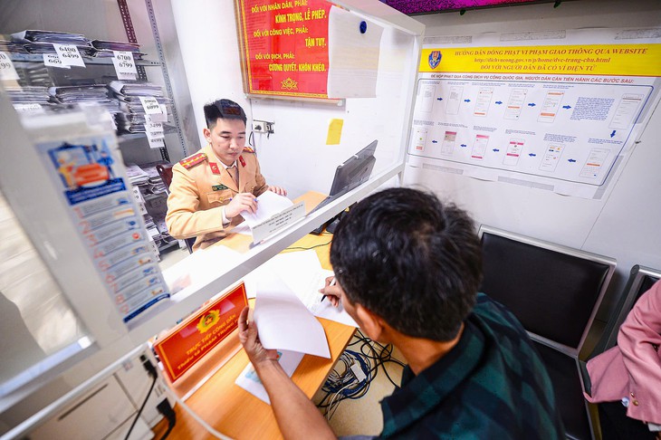 Người dân Hà Nội tới đâu để cập nhật thông tin đăng ký xe bị sai trên VNeID?- Ảnh 2. Người dân Hà Nội tới đâu để cập nhật thông tin đăng ký xe bị sai trên VNeID?- Ảnh 2.