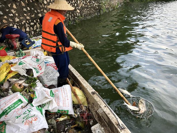 Hà Nội đầu tư gần 100 tỷ đồng làm sạch Hồ Tây- Ảnh 1.