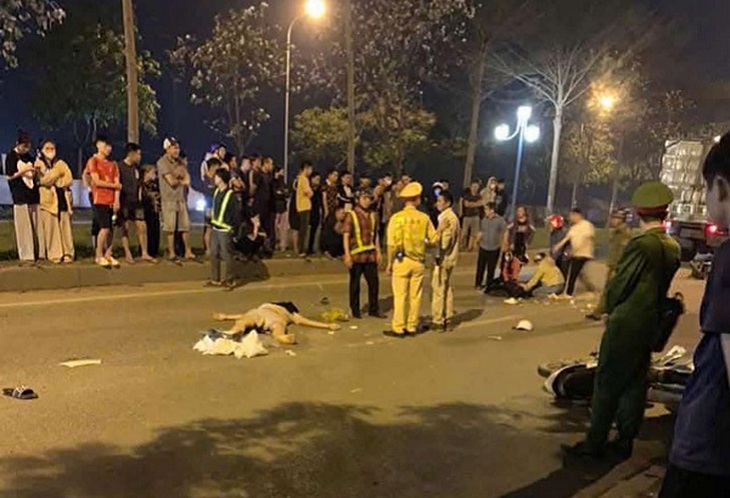 Hà Nội: Va chạm với xe tải, 3 người thương vong tại huyện Mê Linh- Ảnh 1. Hà Nội: Va chạm với xe tải, 3 người thương vong tại huyện Mê Linh- Ảnh 1.