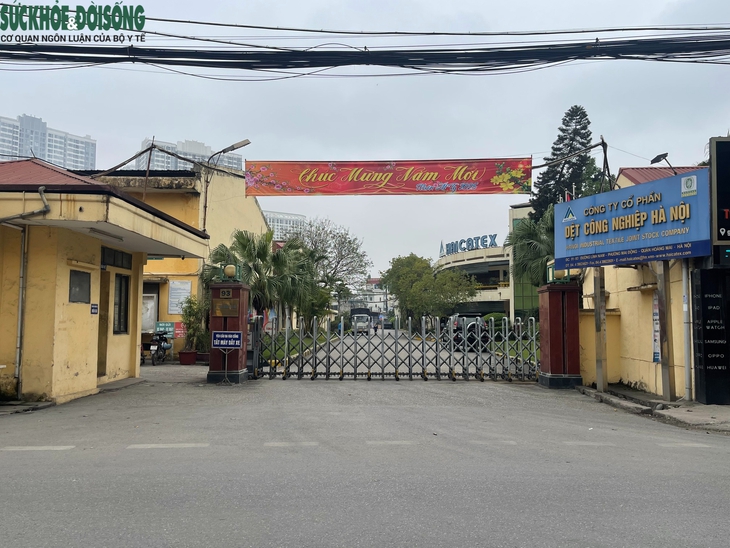 Vụ nhà máy dệt xả khói giữa khu dân cư: Chủ tịch Hà Nội yêu cầu kiểm tra làm rõ- Ảnh 2. Vụ nhà máy dệt xả khói giữa khu dân cư: Chủ tịch Hà Nội yêu cầu kiểm tra làm rõ- Ảnh 2.