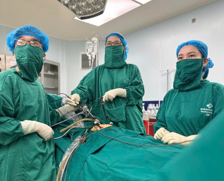 Bụng to bất thường, thiếu nữ 20 tuổi nhập viện với 2 u bì buồng trứng kích thước lớn - Ảnh 1. Bụng to bất thường, thiếu nữ 20 tuổi nhập viện với 2 u bì buồng trứng kích thước lớn - Ảnh 1.