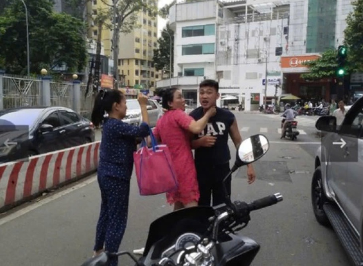 Tài xế đánh người trước cổng BV Từ Dũ lãnh 1 năm tù, bồi thường 125 triệu đồng- Ảnh 2. Tài xế đánh người trước cổng BV Từ Dũ lãnh 1 năm tù, bồi thường 125 triệu đồng- Ảnh 2.