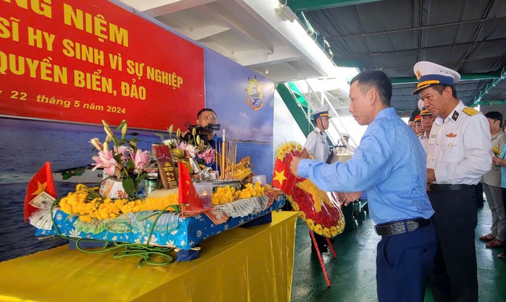 Con trai liệt sĩ Gạc Ma 'tôi thực hiện được ước mơ đến thăm cha Con trai liệt sĩ Gạc Ma 'tôi thực hiện được ước mơ đến thăm cha
