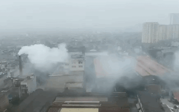 Vụ nhà máy dệt xả khói giữa khu dân cư: Chủ tịch Hà Nội yêu cầu kiểm tra làm rõ