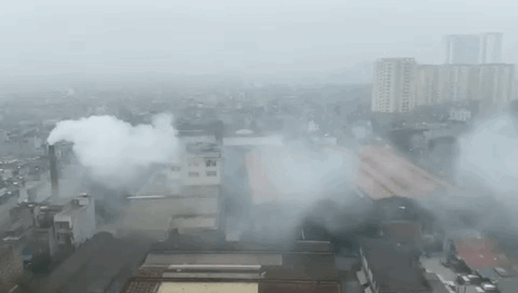 Vụ nhà máy dệt xả khói giữa khu dân cư: Chủ tịch Hà Nội yêu cầu kiểm tra làm rõ- Ảnh 1. Vụ nhà máy dệt xả khói giữa khu dân cư: Chủ tịch Hà Nội yêu cầu kiểm tra làm rõ- Ảnh 1.