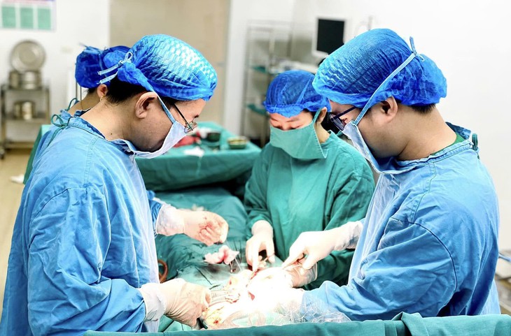 Bác sĩ tuyến huyện mổ khẩn cấp cứu thai phụ vỡ tử cung trong gang tấc- Ảnh 1.