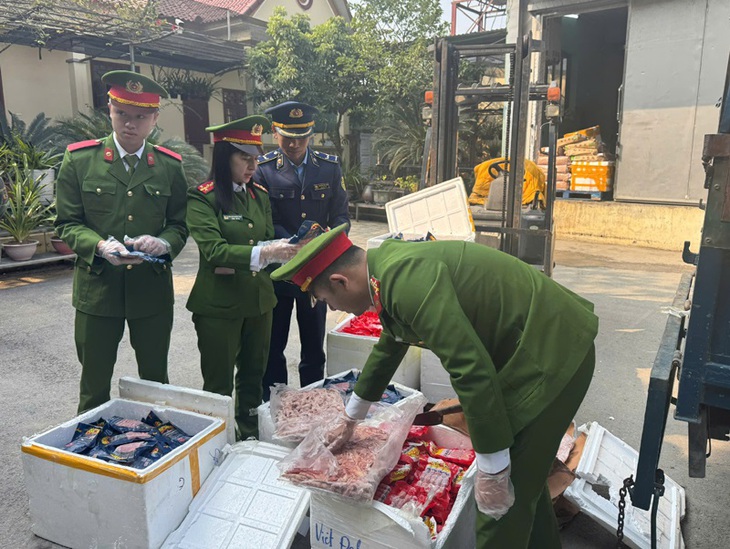 Thanh Hóa: Xử phạt hơn 2 tỷ đồng các cơ sở sản xuất hàng giả, kinh doanh thực phẩm bẩn- Ảnh 2. Thanh Hóa: Xử phạt hơn 2 tỷ đồng các cơ sở sản xuất hàng giả, kinh doanh thực phẩm bẩn- Ảnh 2.