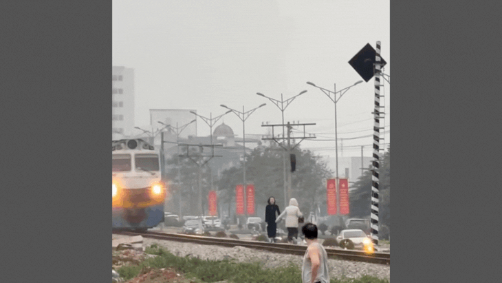 Cục CSGT đề nghị xác minh vụ 2 phụ nữ đi trên đường ray có tàu hỏa chạy ngay sau- Ảnh 2. Cục CSGT đề nghị xác minh vụ 2 phụ nữ đi trên đường ray có tàu hỏa chạy ngay sau- Ảnh 2.