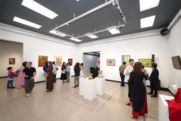 Nhóm tài năng trẻ Vinschool tổ chức Triển lãm nghệ thuật 'Nhân Dạng'- Ảnh 6. Nhóm tài năng trẻ Vinschool tổ chức Triển lãm nghệ thuật 'Nhân Dạng'- Ảnh 6.