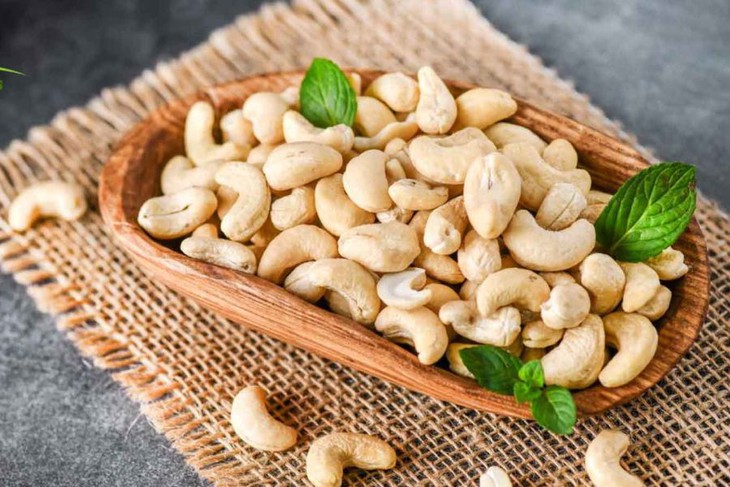 7 loại hạt, trái cây khô giúp tăng cường thị lực tự nhiên- Ảnh 1.