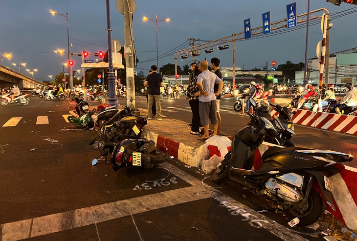 TP Hồ Chí Minh: Ô tô đâm vào 10 xe máy tại ngã tư Thủ Đức, nhiều người bị thương- Ảnh 1. TP Hồ Chí Minh: Ô tô đâm vào 10 xe máy tại ngã tư Thủ Đức, nhiều người bị thương- Ảnh 1.