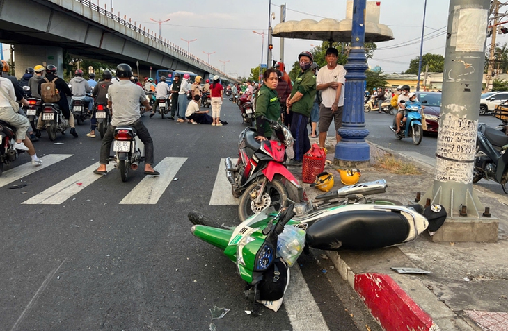 TP Hồ Chí Minh: Ô tô đâm vào 10 xe máy tại ngã tư Thủ Đức, nhiều người bị thương- Ảnh 3. TP Hồ Chí Minh: Ô tô đâm vào 10 xe máy tại ngã tư Thủ Đức, nhiều người bị thương- Ảnh 3.