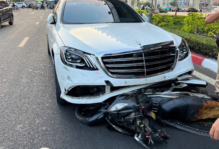 TP Hồ Chí Minh: Ô tô đâm vào 10 xe máy tại ngã tư Thủ Đức, nhiều người bị thương- Ảnh 2. TP Hồ Chí Minh: Ô tô đâm vào 10 xe máy tại ngã tư Thủ Đức, nhiều người bị thương- Ảnh 2.