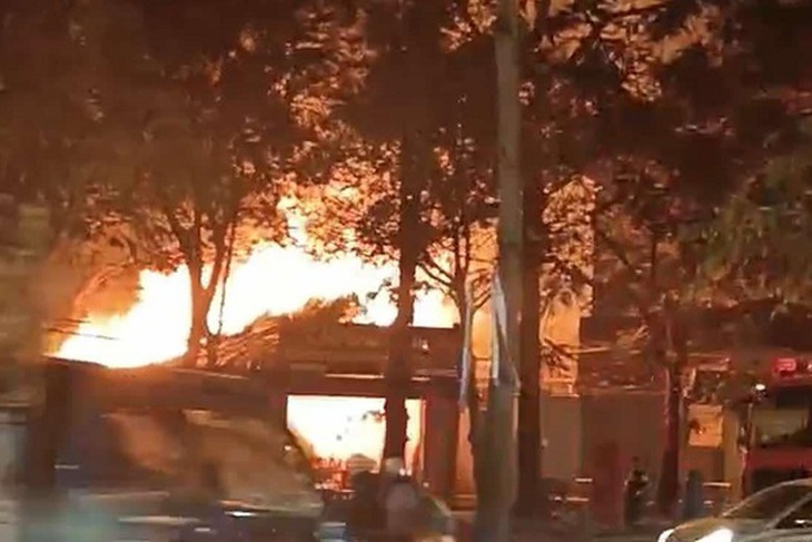 Cháy tại nhà hàng ăn uống ở Hà Nội - Ảnh 1.