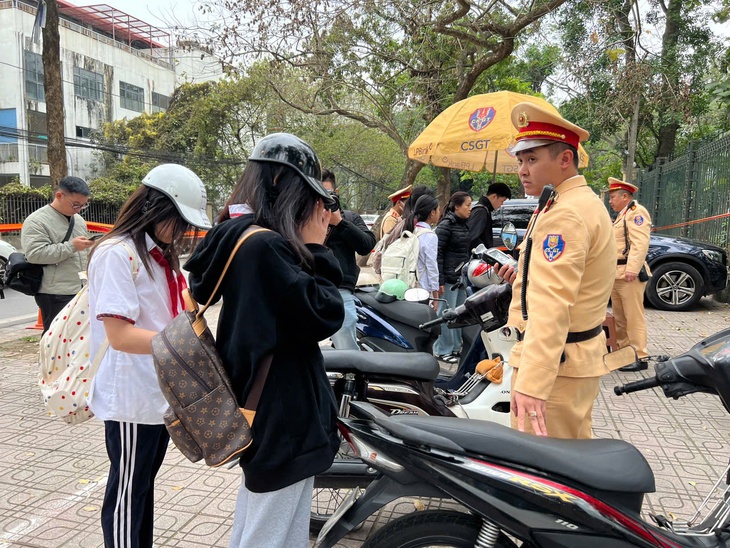 Cụ ông 76 tuổi vi phạm nồng độ cồn bất ngờ lên án tác hại của rượu bia- Ảnh 3. Cụ ông 76 tuổi vi phạm nồng độ cồn bất ngờ lên án tác hại của rượu bia- Ảnh 3.