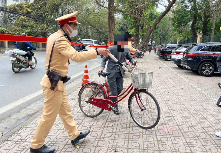 Cụ ông 76 tuổi vi phạm nồng độ cồn bất ngờ lên án tác hại của rượu bia- Ảnh 2. Cụ ông 76 tuổi vi phạm nồng độ cồn bất ngờ lên án tác hại của rượu bia- Ảnh 2.