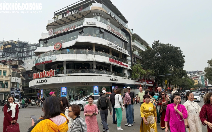 Vượt 40km tranh thủ "check in" tòa nhà "Hàm cá mập" trước ngày tháo dỡ