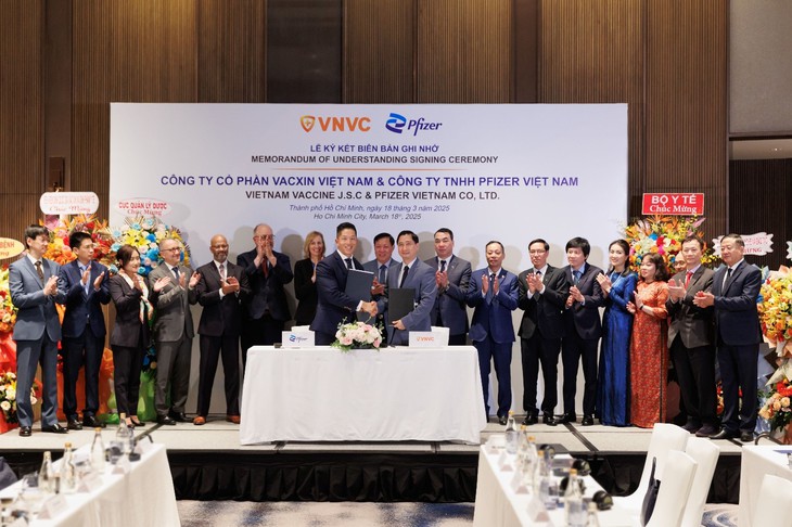 Pfizer và VNVC ký kết biên bản ghi nhớ nhằm thúc đẩy chia sẻ kiến thức trong sản xuất vaccine tại Việt Nam- Ảnh 1.