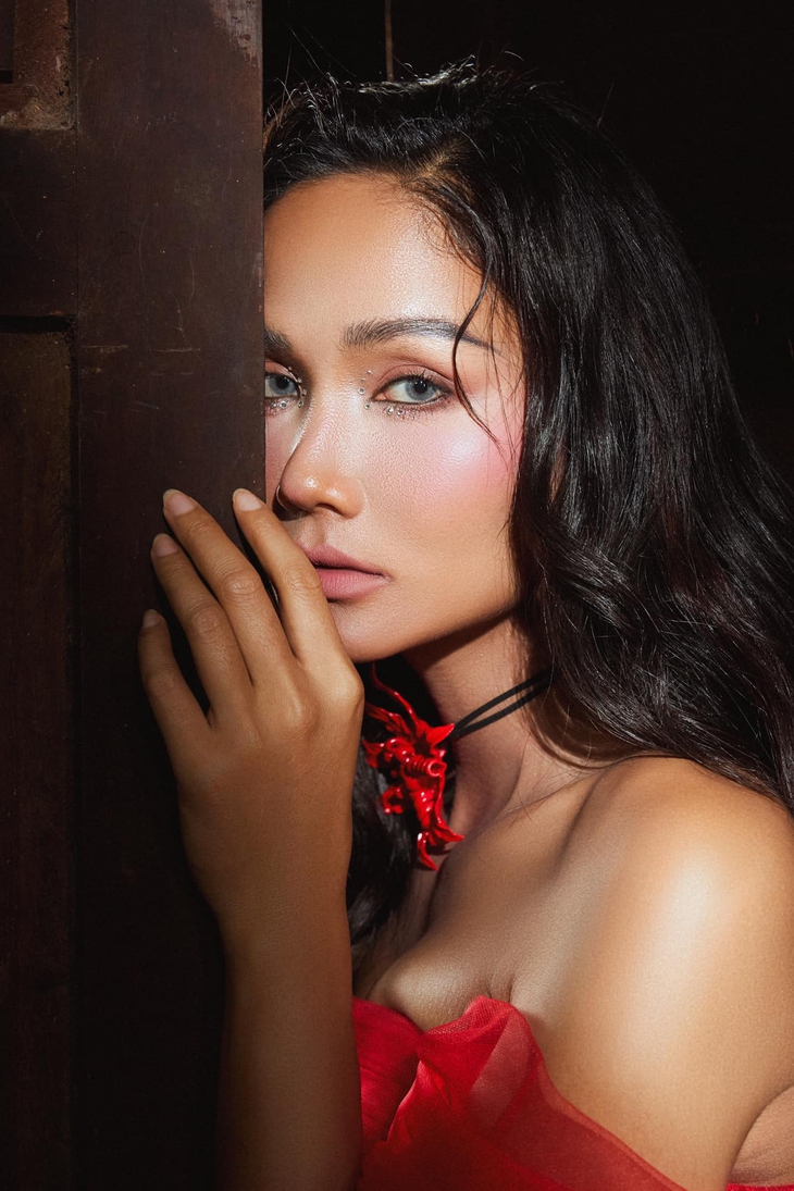 H'Hen Niê 'hô biến' nhà sàn thành studio độc đáo- Ảnh 7.