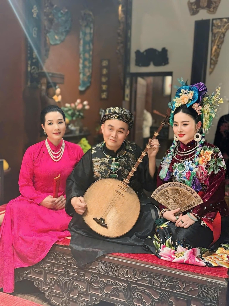 Danh hài quê Bắc Ninh vừa gây hot trong MV 'Bắc Bling' của Hòa Minzy có hôn nhân đời thực viên mãn- Ảnh 5. Danh hài quê Bắc Ninh vừa gây hot trong MV 'Bắc Bling' của Hòa Minzy có hôn nhân đời thực viên mãn- Ảnh 5.