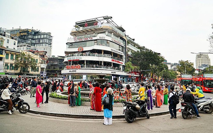 Người dân "vây kín" tòa nhà Hàm cá mập check-in, giao thông lộn xộn CSGT phải liên tục nhắc nhở 