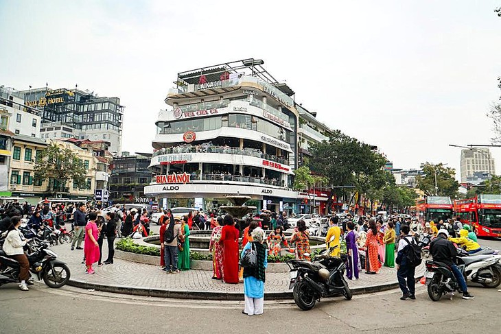 Người dân 'vây kín' tòa nhà Hàm cá mập check-in, giao thông lộn xộn
CSGT phải liên tục nhắc nhở - Ảnh 2.