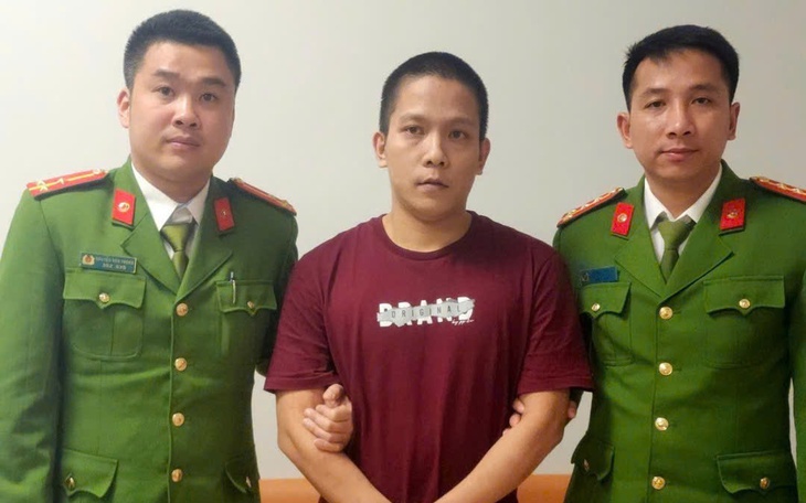 Bắt đối tượng truy nã quốc tế khi vừa nhập cảnh