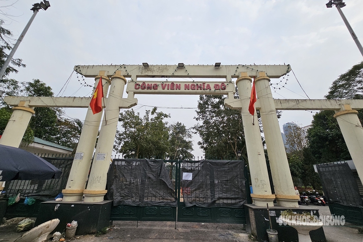 Bát hương, đồ thờ cúng bị vứt la liệt ở hồ điều hoà công viên Nghĩa Đô- Ảnh 1. Bát hương, đồ thờ cúng bị vứt la liệt ở hồ điều hoà công viên Nghĩa Đô- Ảnh 1.