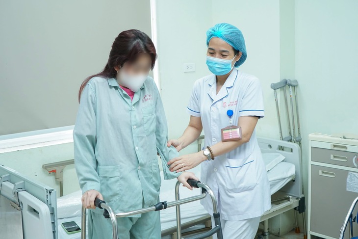 Thay khớp háng nhân tạo cho cô gái mắc bệnh xương hoá đá cực hiếm- Ảnh 3. Thay khớp háng nhân tạo cho cô gái mắc bệnh xương hoá đá cực hiếm- Ảnh 3.