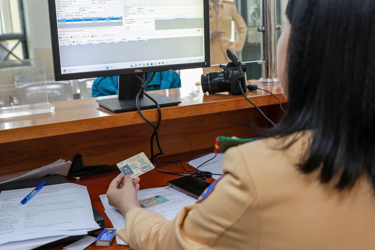 Tăng thời gian tiếp nhận hồ sơ cấp đổi giấy phép lái xe, Công an làm cả ngày thứ 7- Ảnh 2. Tăng thời gian tiếp nhận hồ sơ cấp đổi giấy phép lái xe, Công an làm cả ngày thứ 7- Ảnh 2.