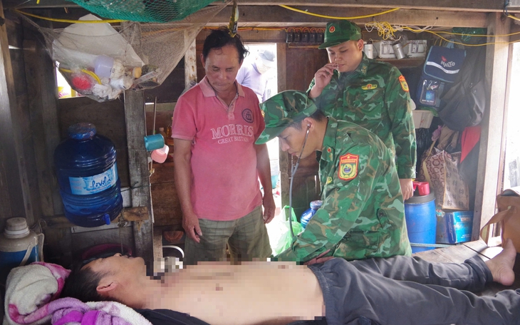 Cấp cứu ngư dân bị tai nạn lao động trên biển