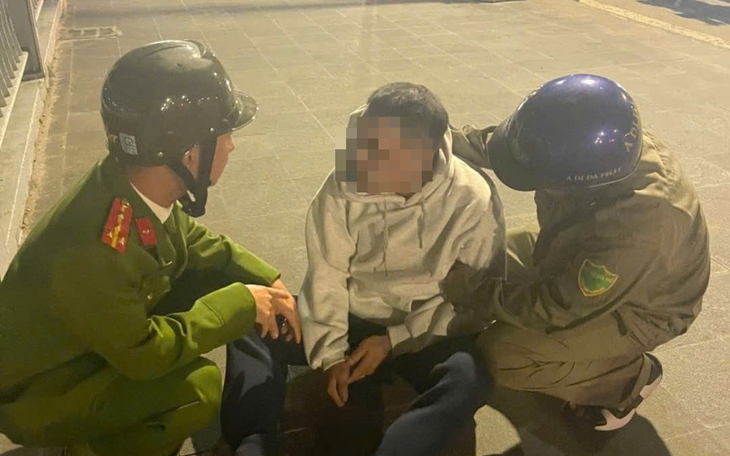 Video công an phường ngăn chặn thanh niên có ý định nhảy cầu trong đêm