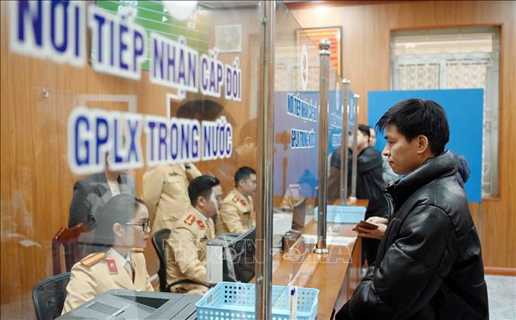 Ngày đầu tiên ngành Công an thực hiện cấp, đổi giấy phép lái xe: Các địa phương đã nhận 391 hồ sơ- Ảnh 1.