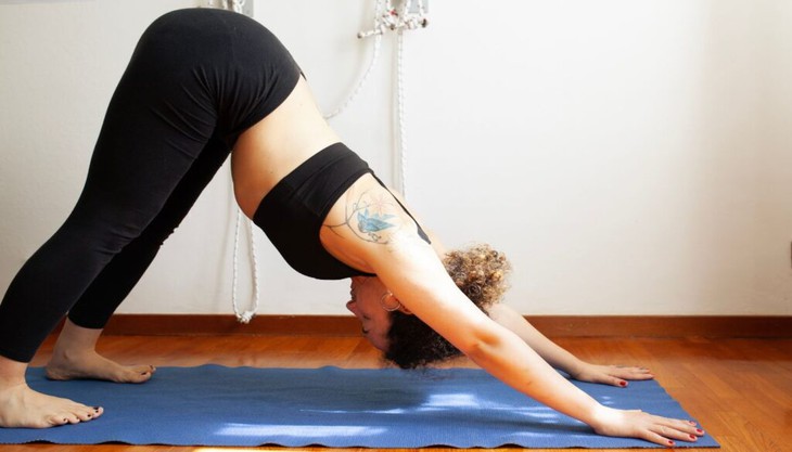 chó hướng xuống-adho-mukha-svanasana