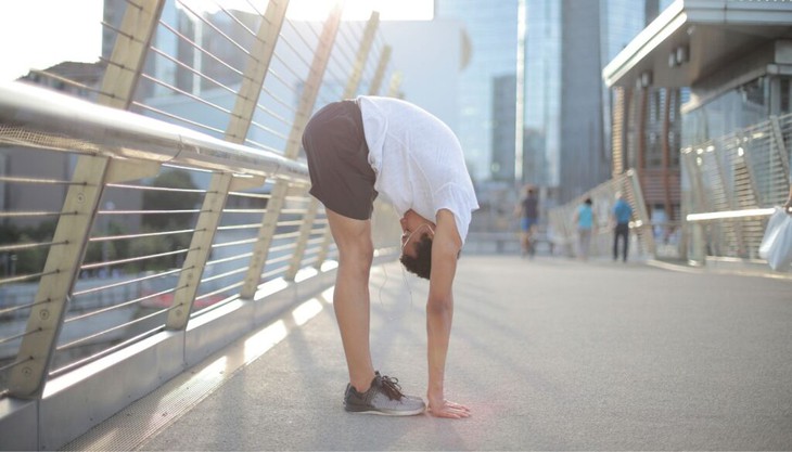 uốn cong về phía trước-uttanasana