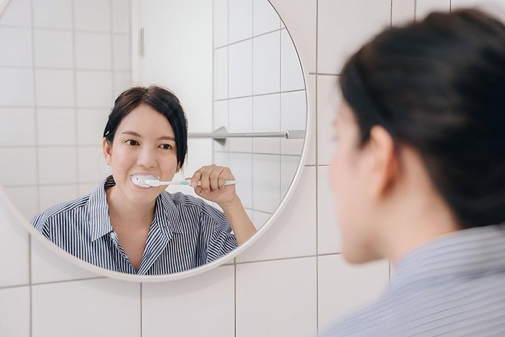 Hướng dẫn cách vệ sinh răng sau khi bọc răng sứ- Ảnh 1.